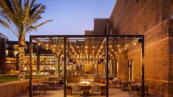 6 restaurants, breakfast, lunch, dinner served; Italian cuisine