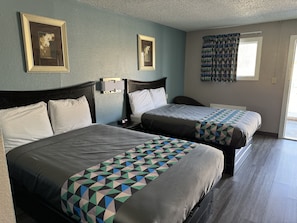 Standard 2 Double Beds Non-Smoking | Desk, blackout curtains, soundproofing, iron/ironing board - Kansas Inn Independence (Independence)