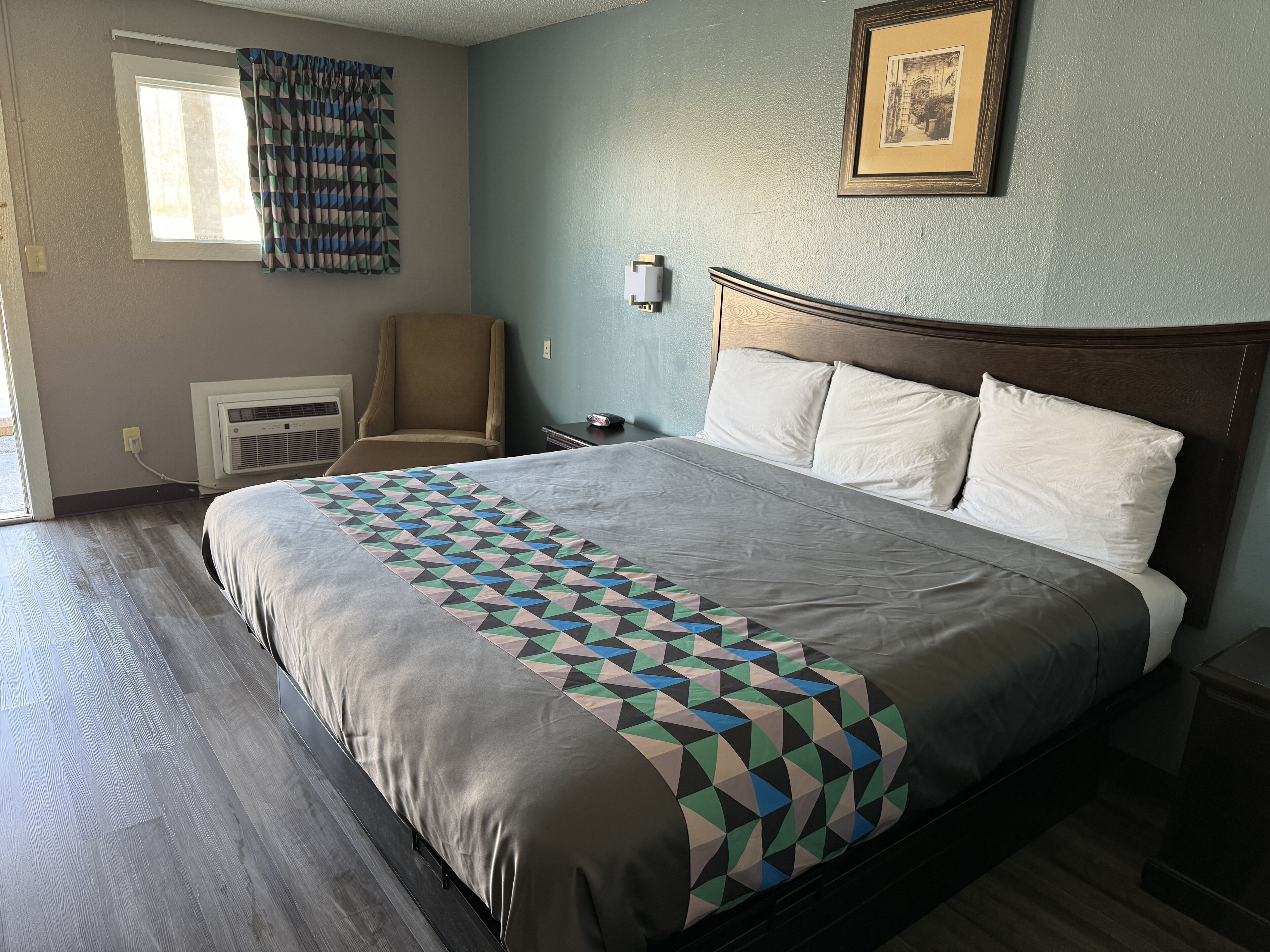 Standard King Room Non-Smoking | Living room