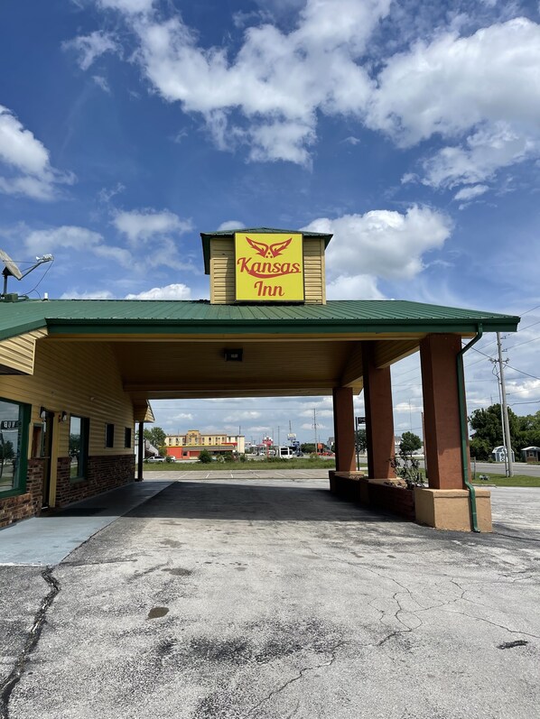 A Kansas Inn with a green roof and a yellow sign.