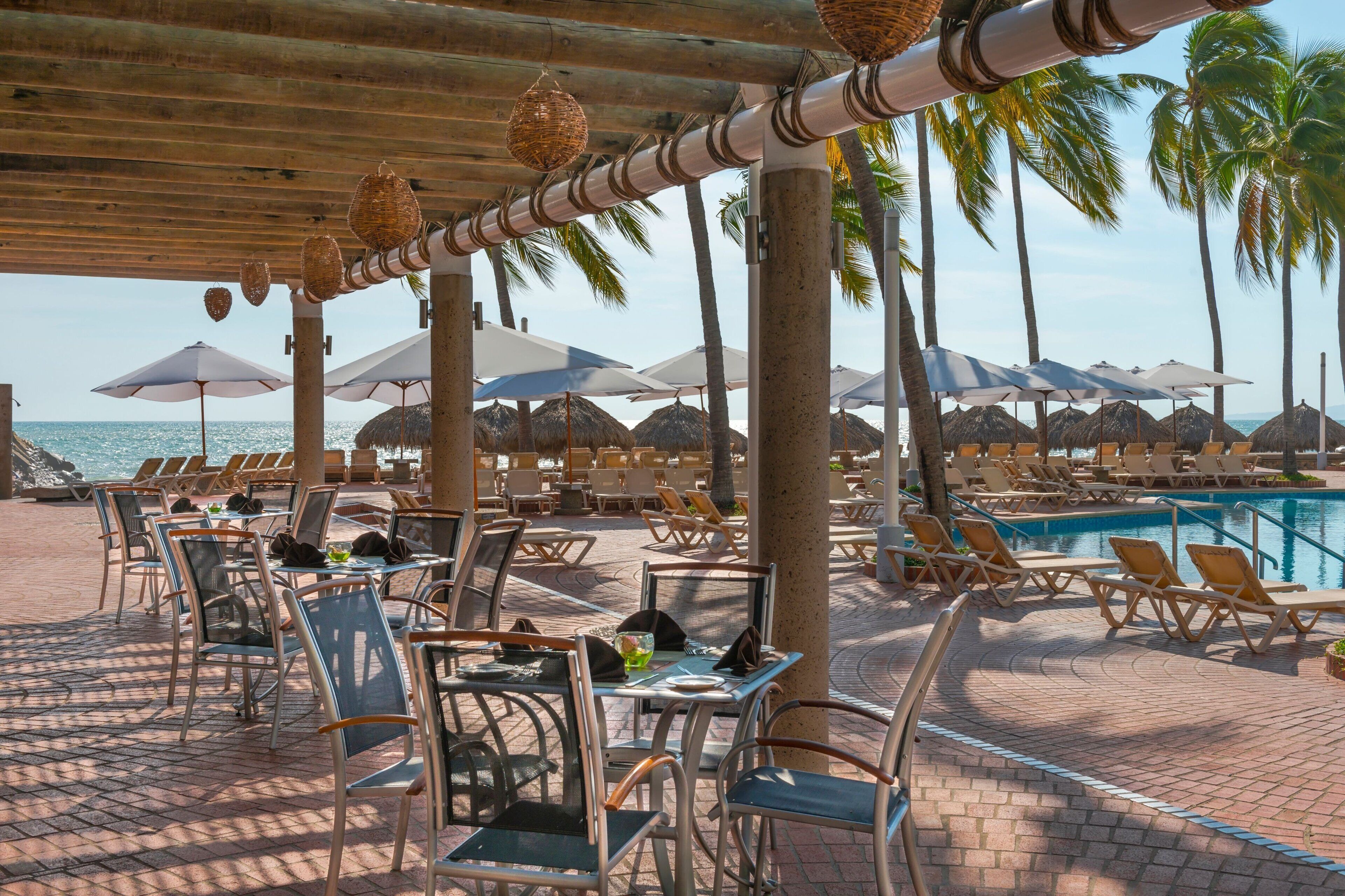 6 restaurantes, se sirven desayunos, comidas, cenas y cocina mexicana