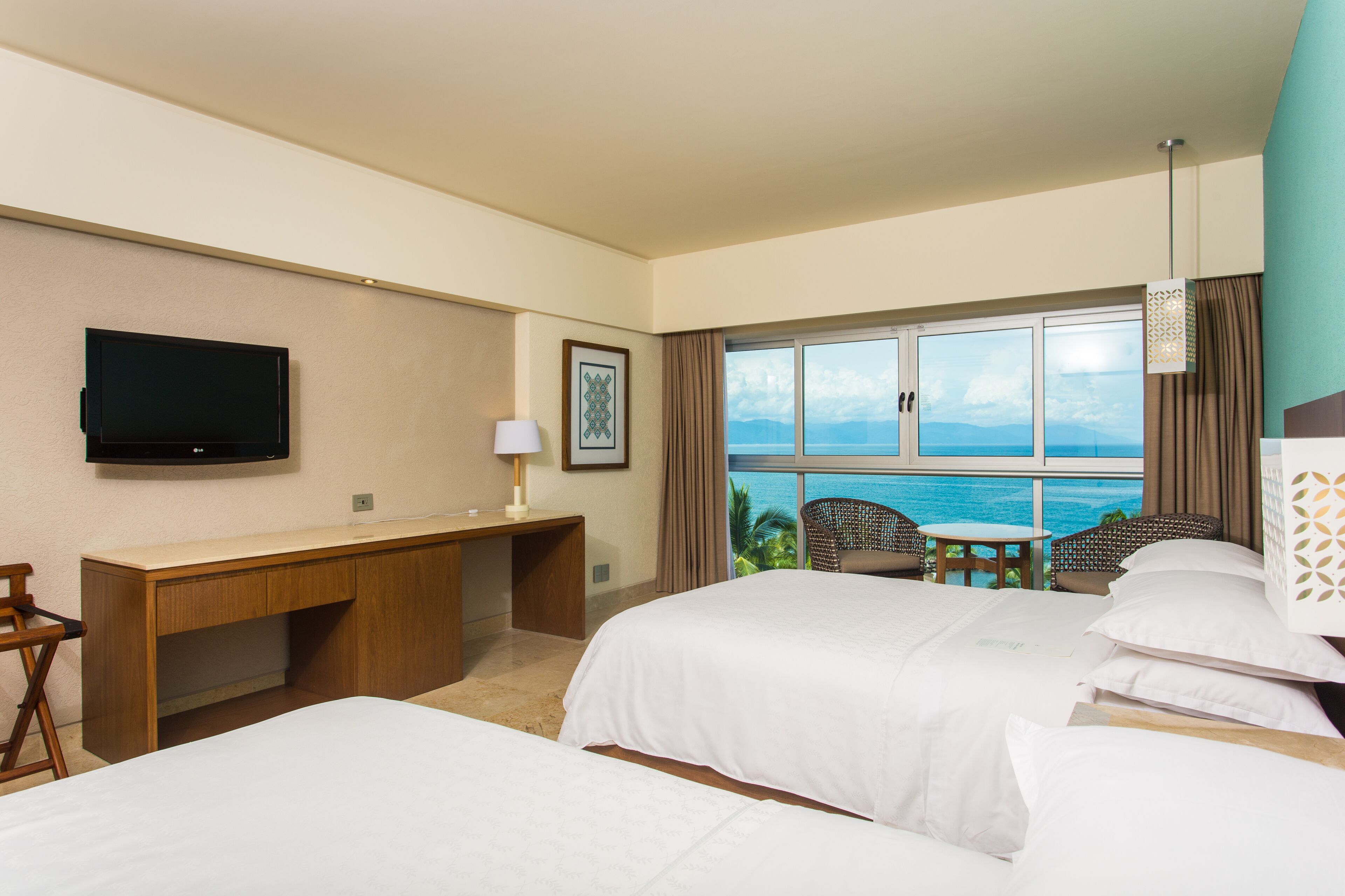 Seprai premium, tempat tidur Select Comfort, minibar, dan brankas