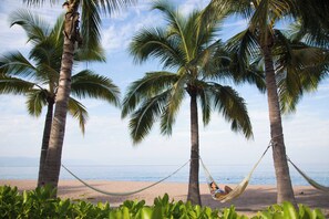 Sur la plage, chaise longue, parasol, serviettes de plage