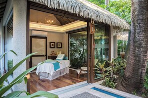 Una bañera de hidromasaje, tratamientos corporales, aromaterapia