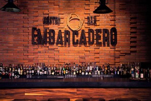 4 bares/lounges, bar molhado, bar ao lado da piscina