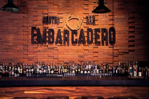 4 bars-salons, bar dans la piscine, bar attenant à la piscine