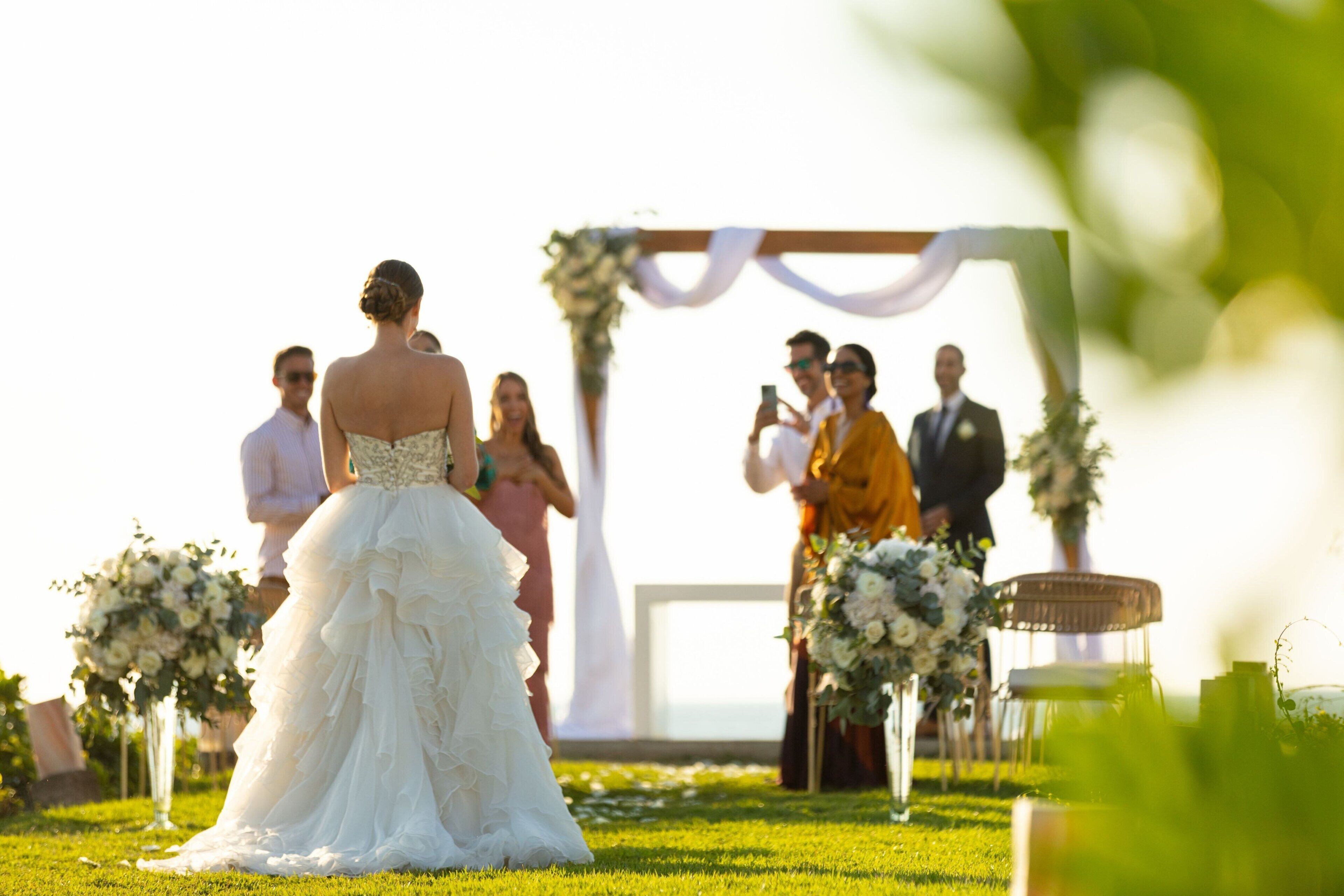 Une cérémonie de mariage où les invités sont assis de part et d’autre de la nef centrale.