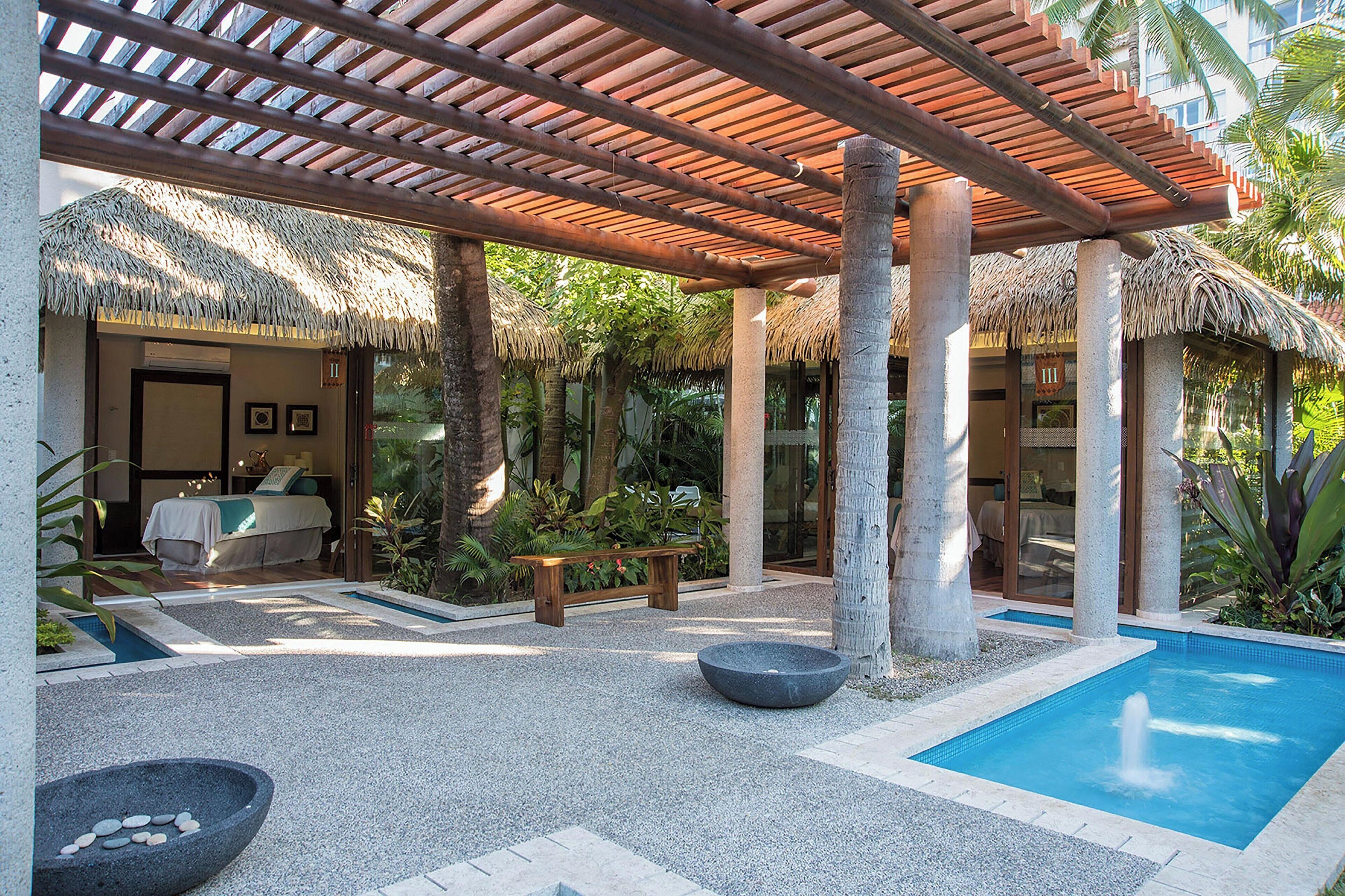 Tina de hidromasaje, tratamientos corporales y aromaterapia 