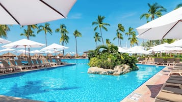 2 piscines extérieures, parasols de plage, chaises longues