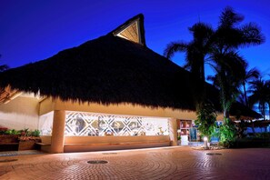 6 restaurants, breakfast, lunch, dinner served; Mexican cuisine 