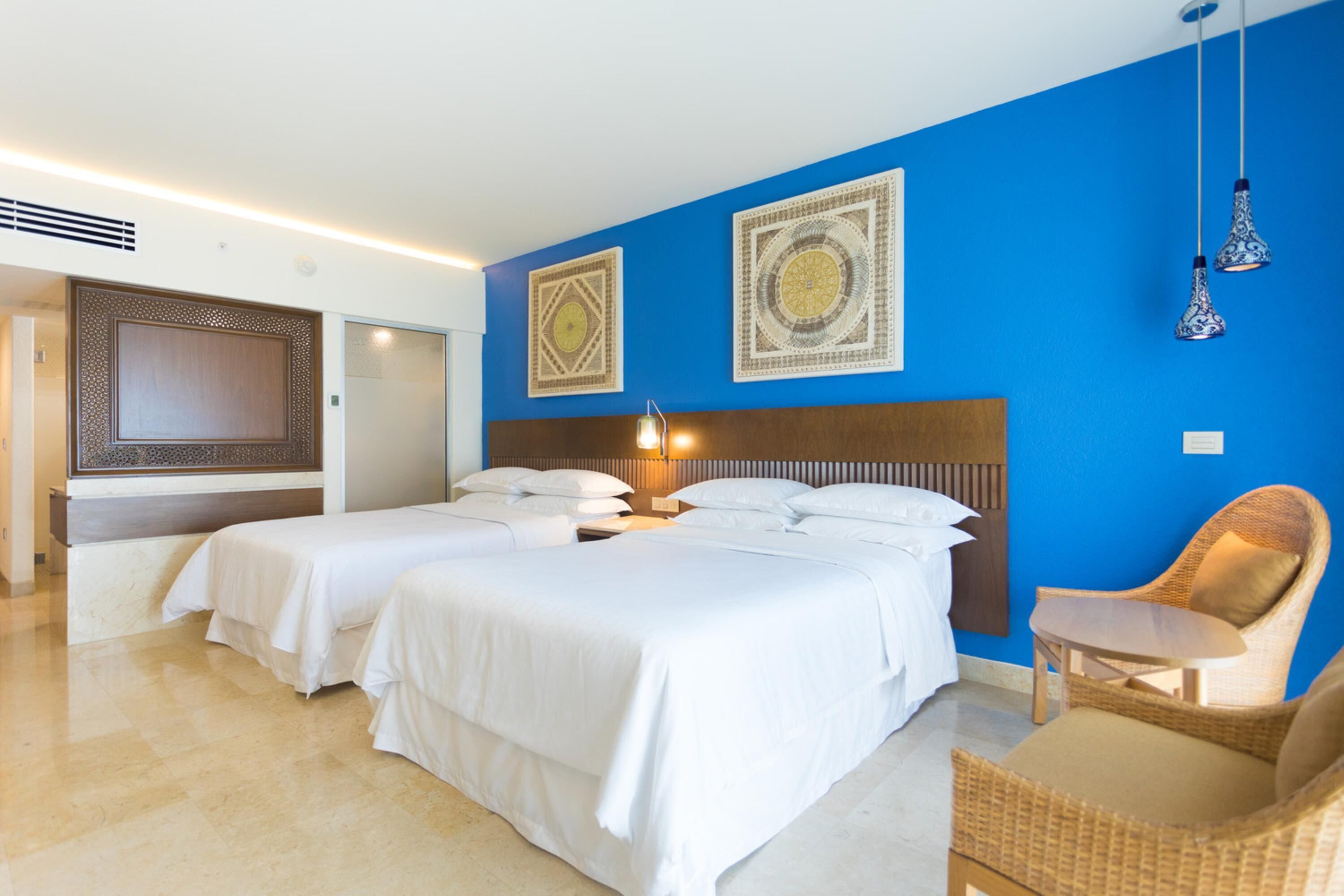 Seprai premium, tempat tidur Select Comfort, minibar, dan brankas