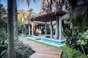 Una bañera de hidromasaje, tratamientos corporales, aromaterapia