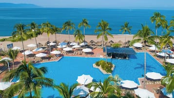 2 Außenpools, Sonnenschirme, Liegestühle