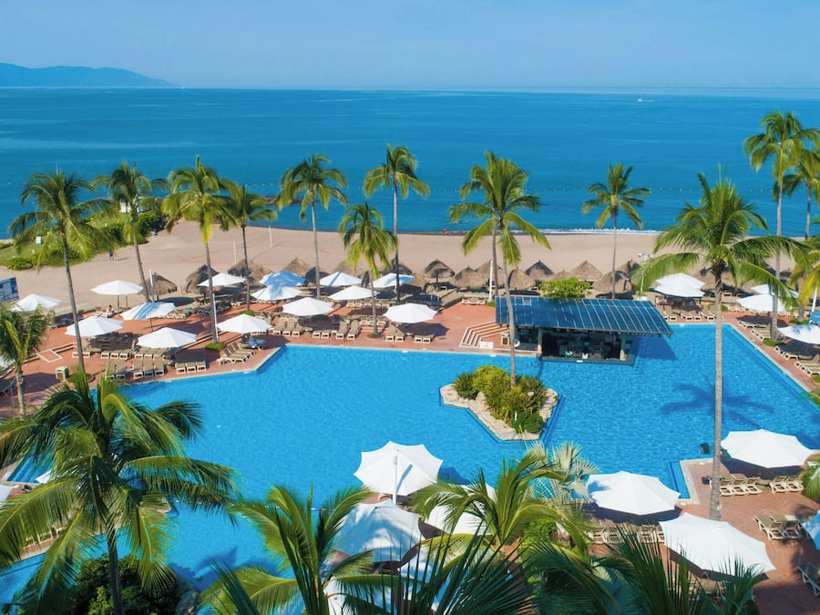 2 utendørsbassenger, bassengparasoller og solsenger