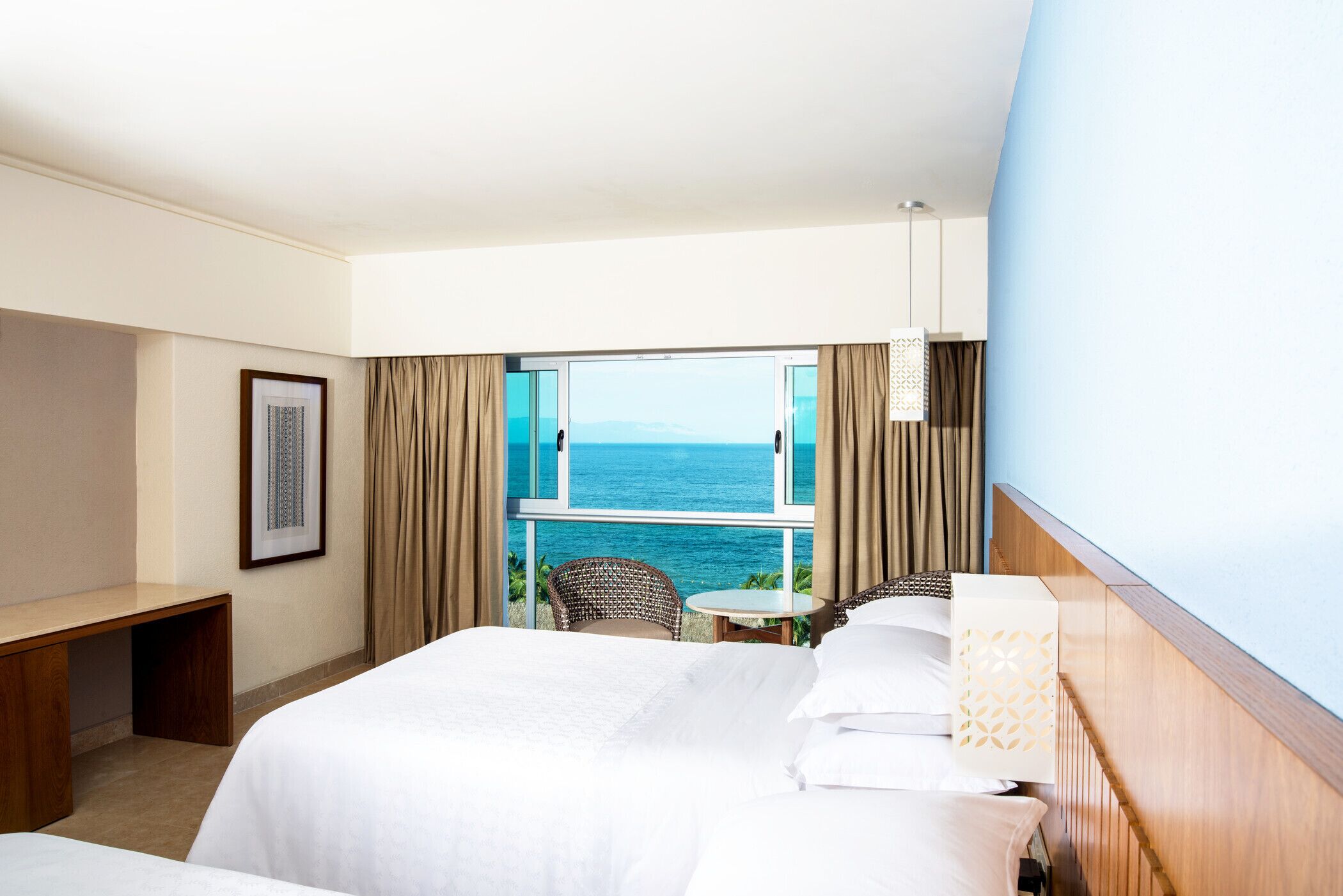 Seprai premium, tempat tidur Select Comfort, minibar, dan brankas
