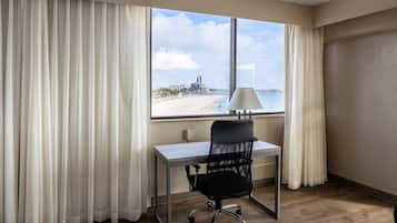 Kamer, 1 kingsize bed, uitzicht op de baai | Een bureau, een laptopwerkplek, verduisterende gordijnen