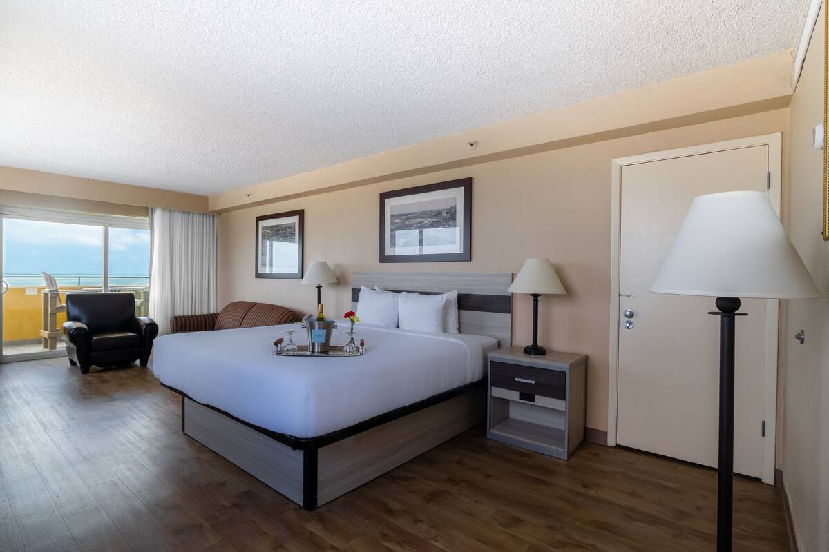 Room, 1 King Bed, Bay View | Desk, laptop workspace, blackout drapes, iron/ironing board
