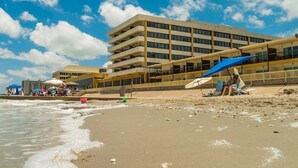 位於海灘上、海灘浴巾、排球