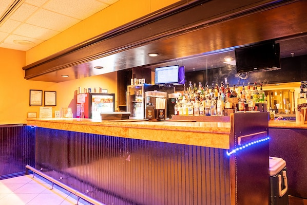 2 bars/lounges, lobby lounge
