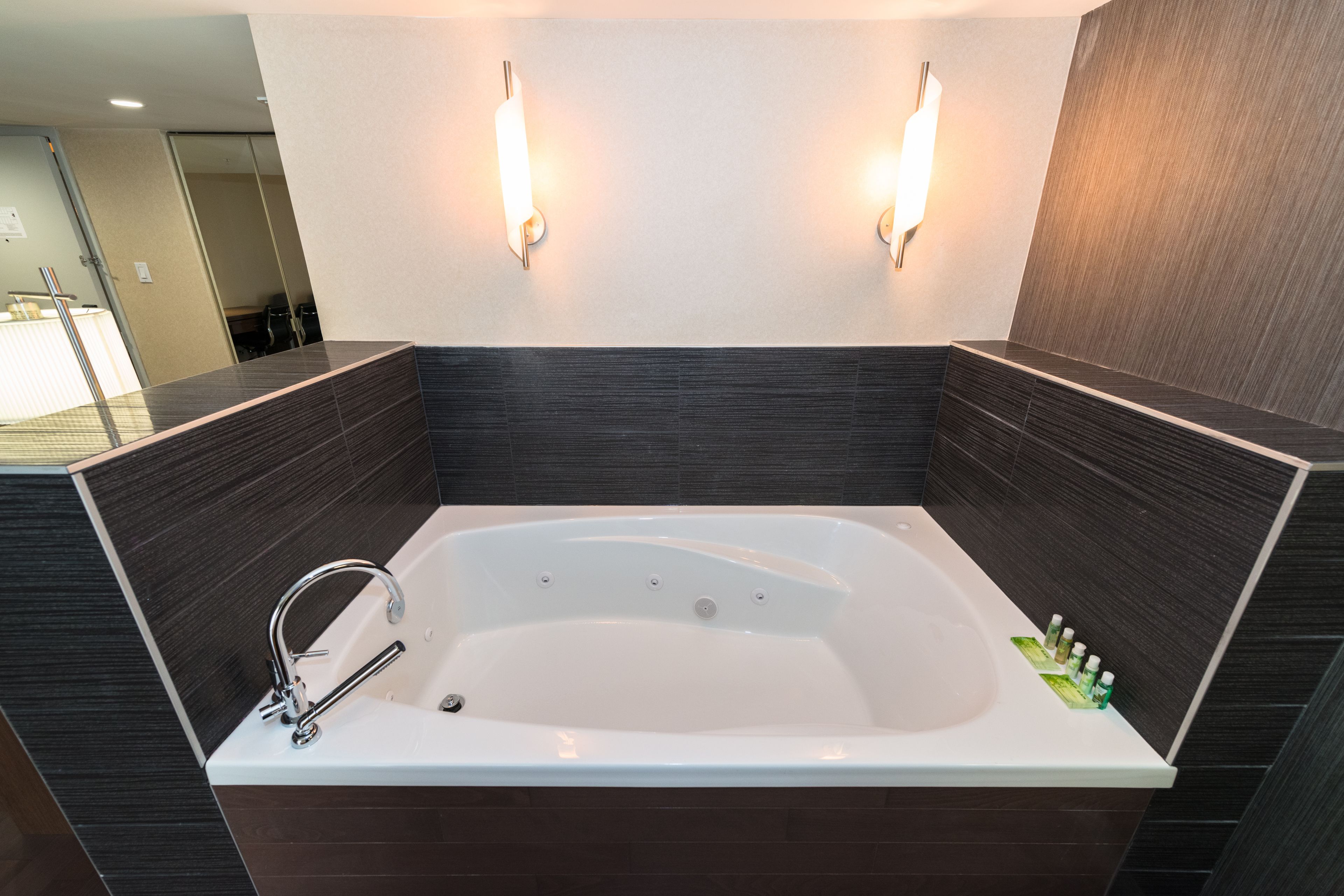 Photo - Holiday Inn Express Edmonton Downtown by IHG