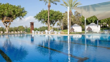 Una piscina al aire libre de temporada