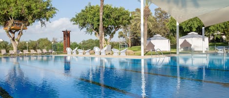 Una piscina al aire libre de temporada