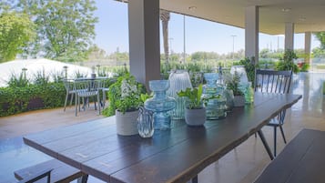 4 restaurants, breakfast, lunch, dinner served; vegetarian cuisine