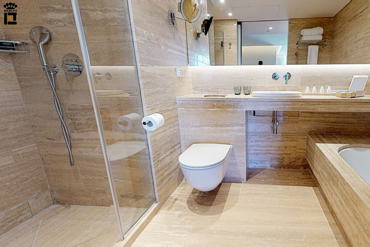 Ein modernes Badezimmer mit Duschkabine, Toilette, Waschbecken und Badewanne.