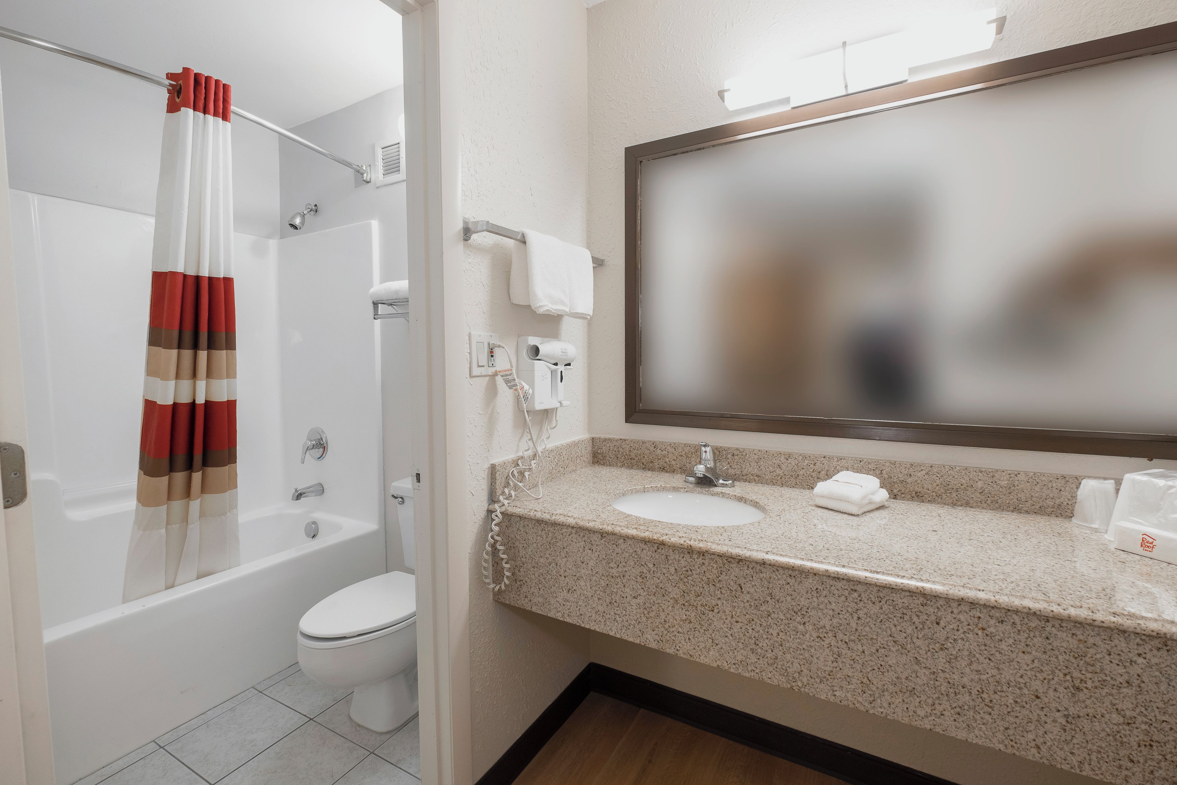Un baño con bañera, inodoro y lavamanos.