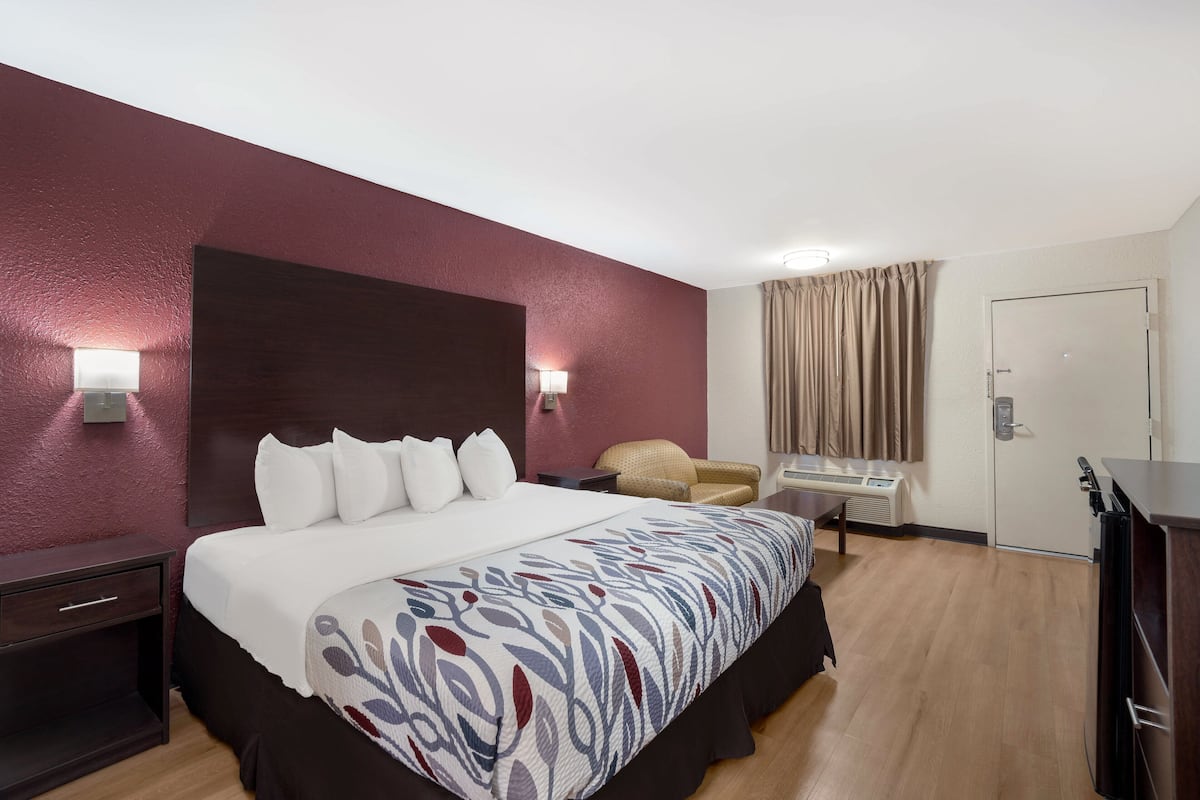 Desk, free cribs/infant beds, rollaway beds, free WiFi