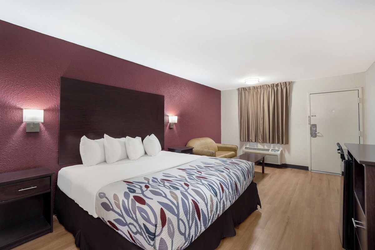 Deluxe Room, 1 King Bed, Accessible, Non Smoking (Roll-In Shower) | Desk, cribs (free), rollaway beds (surcharge), WiFi (free)
