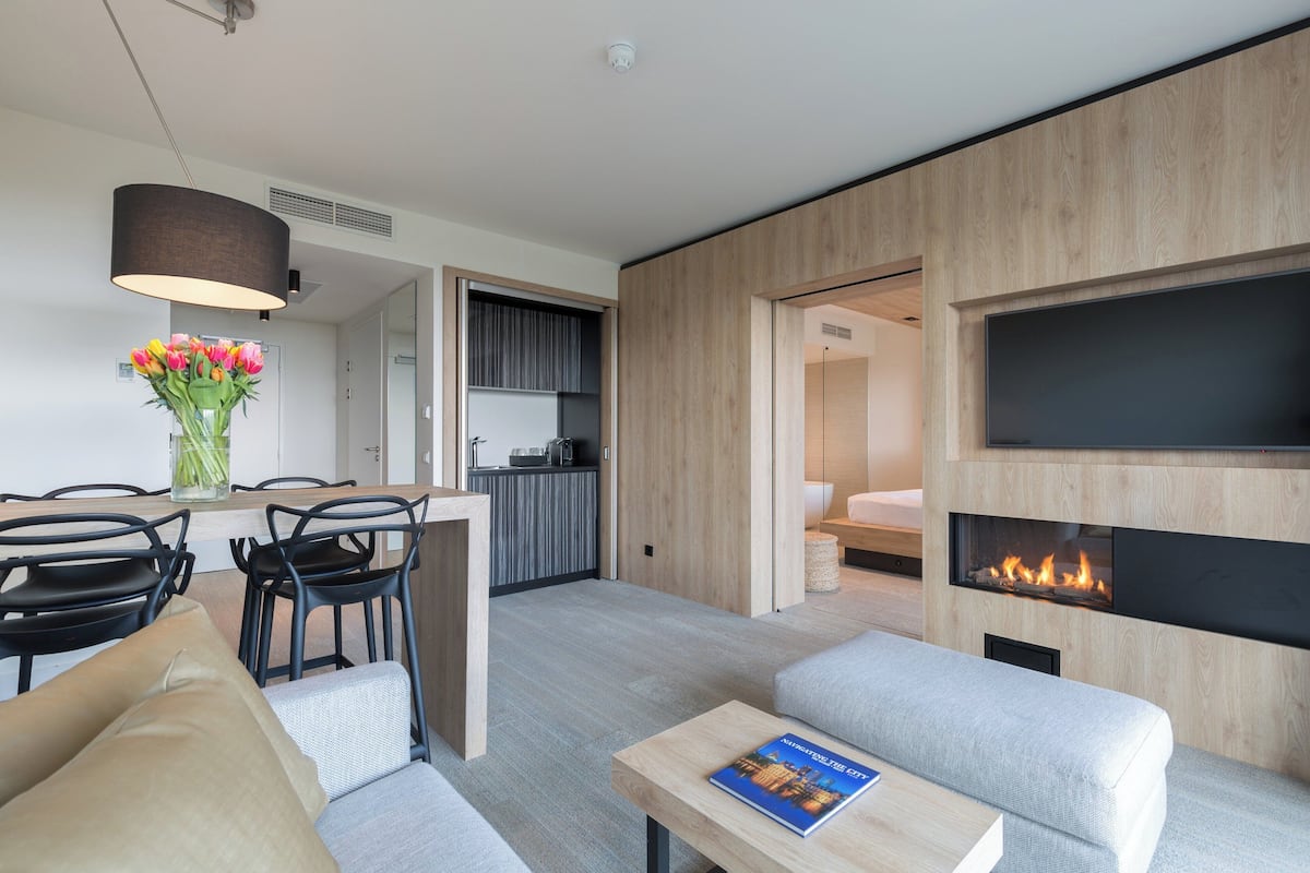 Suite Deluxe, 1 très grand lit | Minibar, coffres-forts dans les chambres, chambres insonorisées