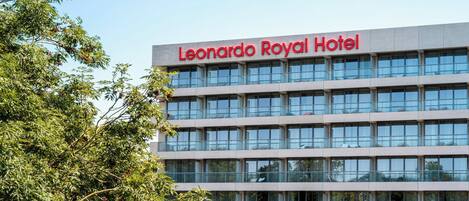 Un hôtel moderne, reconnaissable à son enseigne bien visible indiquant « Leonardo Royal Hotel ».