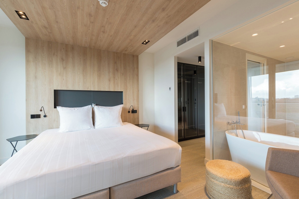 Suite, 1 kingsize-seng, hjørnerom | Minibar, safe på rommet, lydisolert og strykejern/-brett