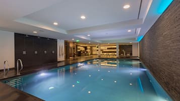 Hồ bơi trong nhà, ghế dài tắm nắng