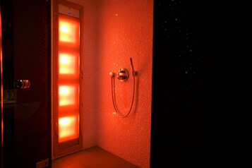 Suite Présidentielle, 1 très grand lit | Salle de bain | Articles de toilette gratuits, sèche-cheveux, peignoirs, chaussons