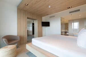 华丽套房, 1 张特大床 | 迷你吧、客房内保险箱、隔音、熨斗/熨衣板
