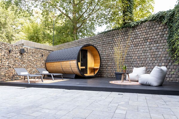 Couples treatment rooms, sauna, hot tub, steam room, Turkish bath