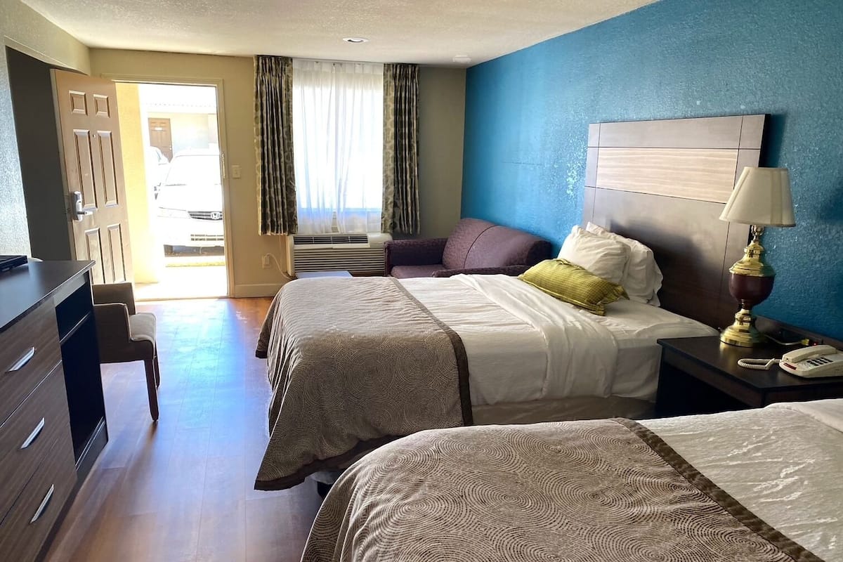 Suite monolocale (Studio Suite Kitchenette 2 Queen bed) | Una scrivania, ferro/asse da stiro, Wi-Fi gratuito, lenzuola
