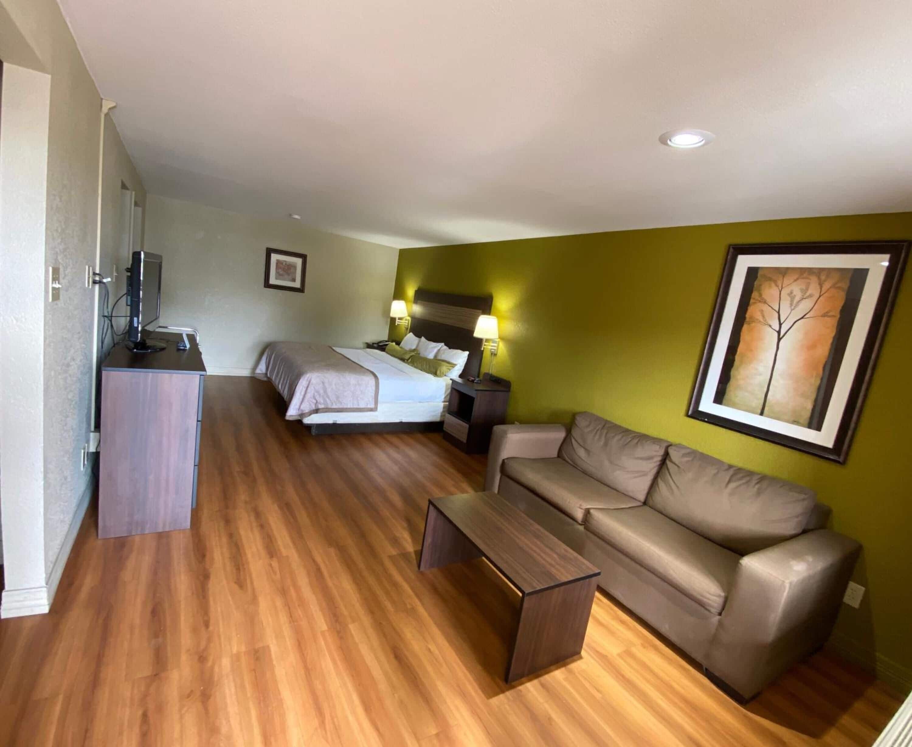 Escritorio, tabla de planchar con plancha, wifi gratis y ropa de cama 