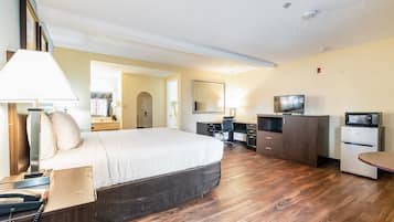 Suite estudio, 1 cama King size, para no fumadores | Escritorio, cortinas blackout, tabla de planchar con plancha y cunas
