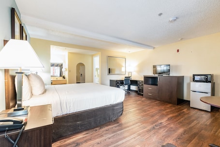 Studio Suite, 1 King Bed, Non Smoking | Desk, blackout drapes, iron/ironing board, cribs/infant beds