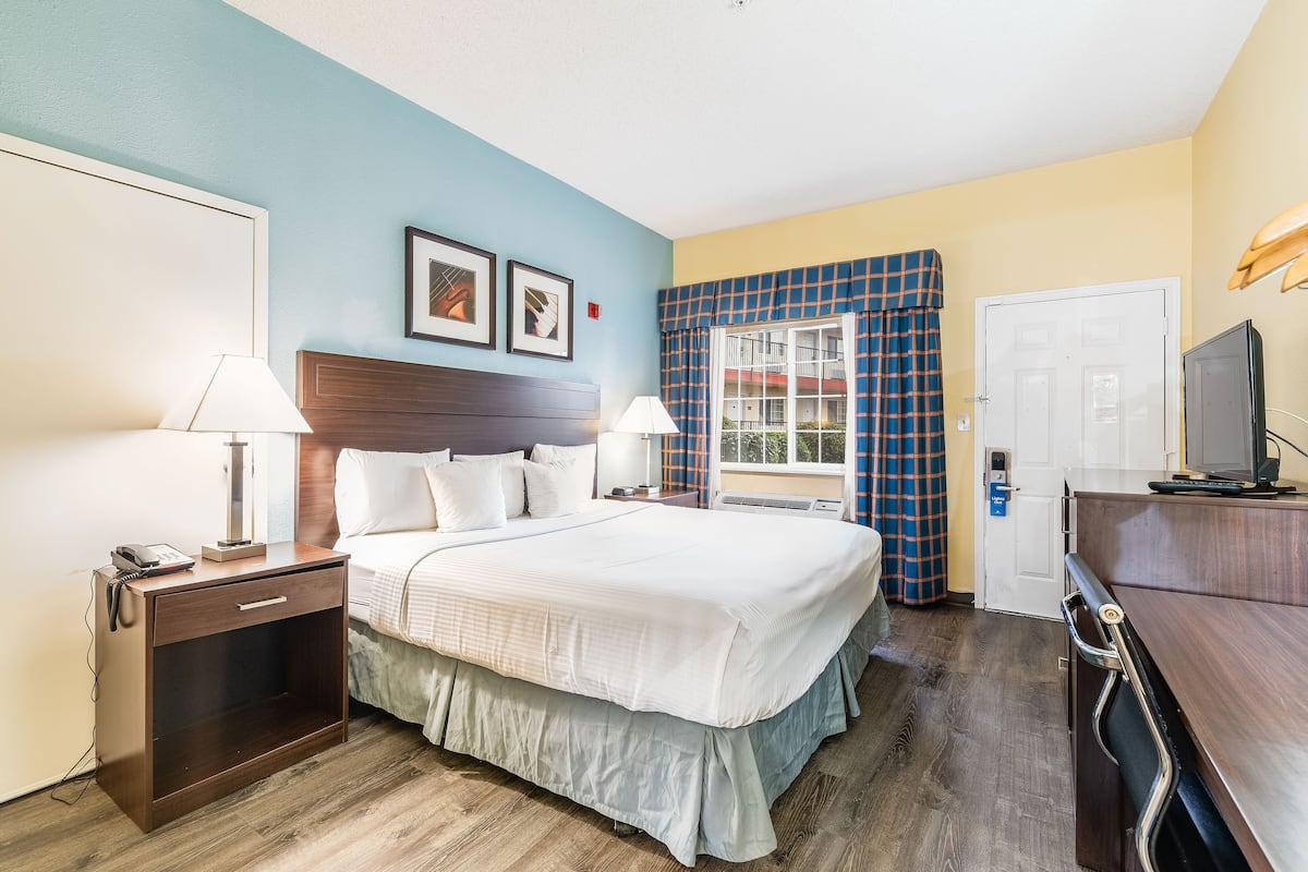Standard Room, 1 King Bed, Accessible, Non Smoking | Desk, blackout drapes, iron/ironing board, cribs/infant beds