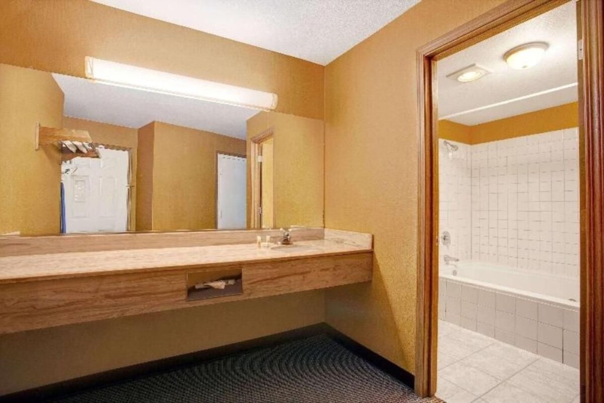 Baño | Tina con regadera, amenidades de baño gratuitas, secadora de cabello