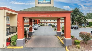 L’entrée d’un hôtel Days Inn, avec un panneau indiquant une zone de circulation dégagée, un parking et un bâtiment doté de balcons.