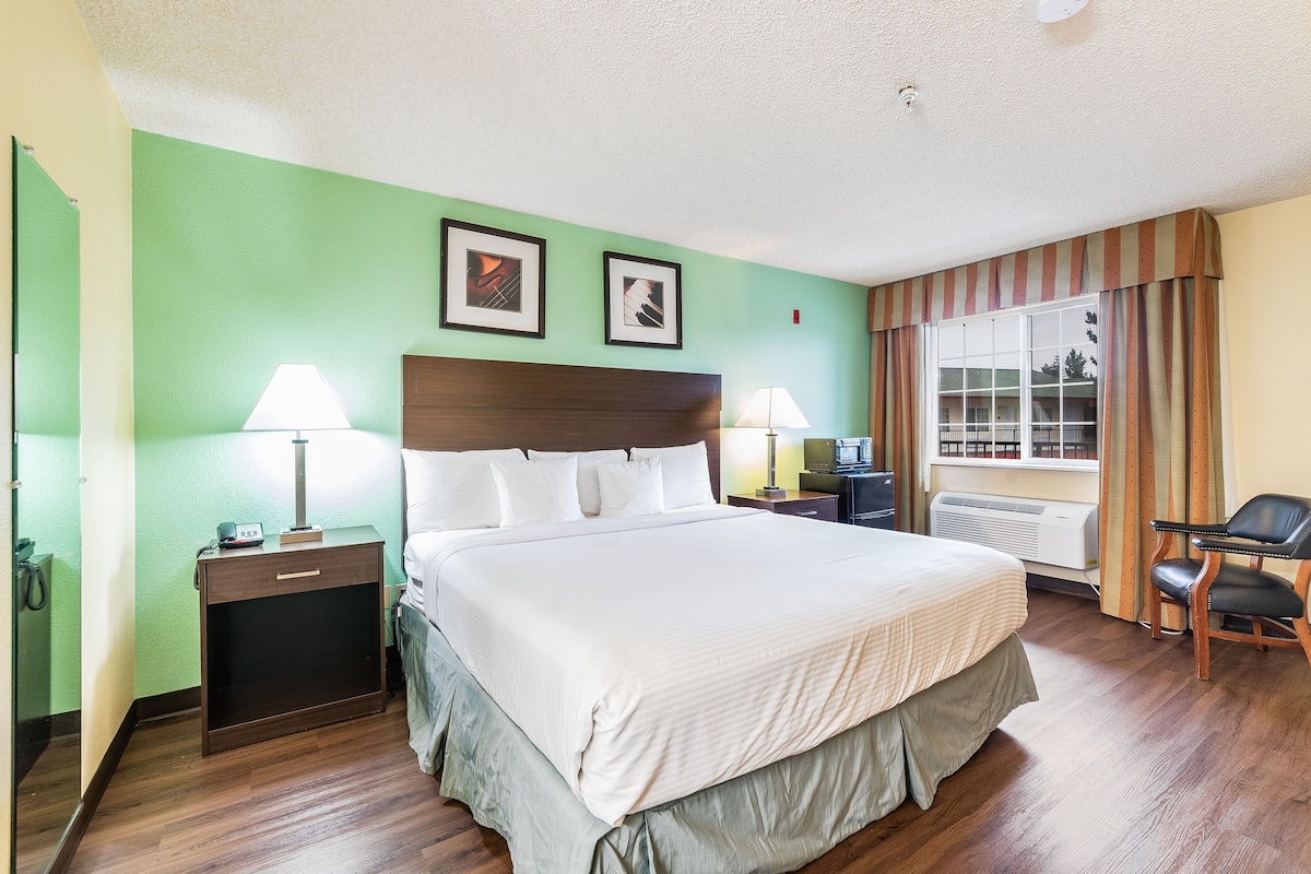 Standard Room, 1 King Bed, Non Smoking | Desk, blackout drapes, iron/ironing board, cribs/infant beds
