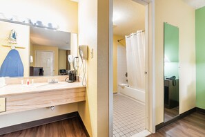 Standard Room, 1 King Bed, Non Smoking | Bathroom | Combined shower/tub, free toiletries, hair dryer, towels