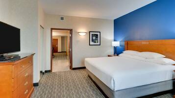 Skrivebord, mørklægningsgardiner, strygejern/strygebræt