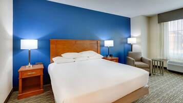 Bureau, rideaux occultants, fer et planche Ă repasser