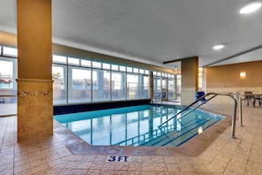 Inomhuspool och utomhuspool